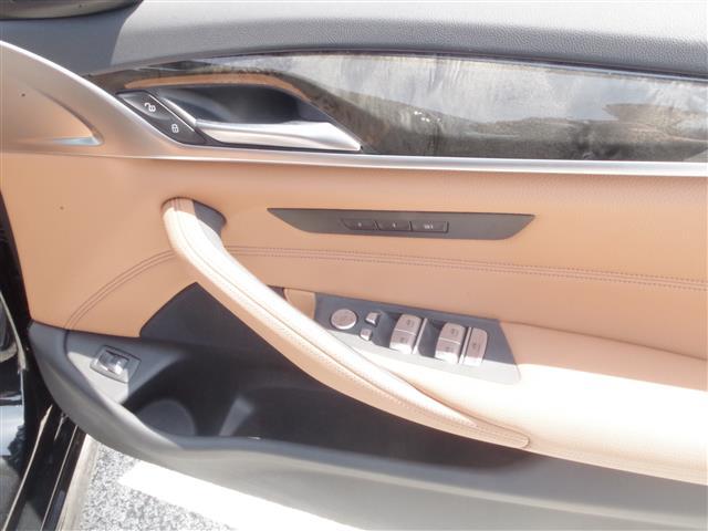 LIBERALAでは多種多様の車種をご用意させていただいております。お客様がご納得いくまで、そのお車の持つ特性を五感すべてで感じ取っていただける場をご提供します。