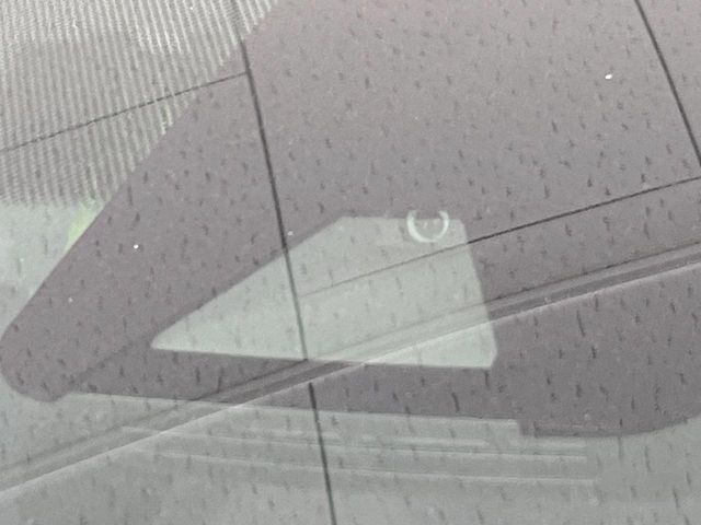 【トヨタセーフティセンス】走行中に前方の車両等を認識し、衝突しそうな時は警報とブレーキで衝突回避と被害軽減をアシスト。より安全にドライブをお楽しみいただけます。