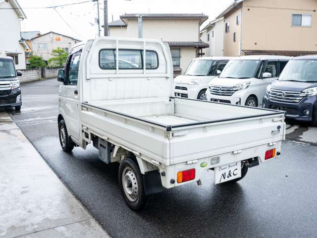 ボディコーティングも承っております。研修を受けたスタッフが丁寧に施工いたします。ピッカピカにしますよ！