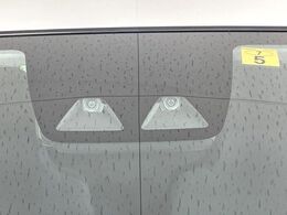 【スマートアシスト】走行中に前方の車両等を認識し、衝突しそうな時は警報とブレーキで衝突回避と被害軽減をアシスト。より安全にドライブをお楽しみいただけます。
