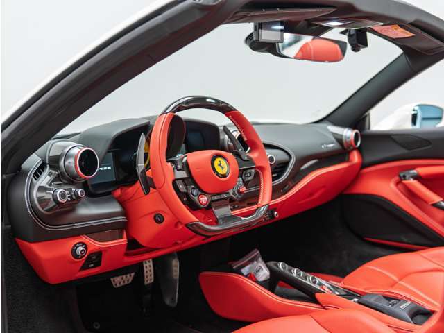 内装はRosso Ferrariを選択されております。