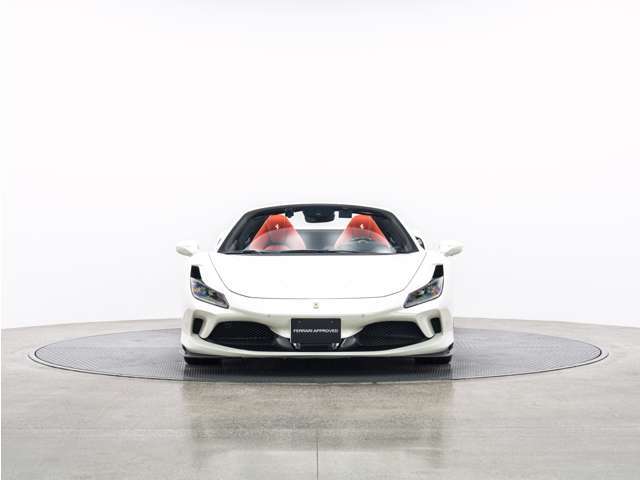 ボディカラーはBianco Italia.Neroのツートンボディカラー