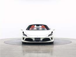 ボディカラーはBianco Italia.Neroのツートンボディカラー