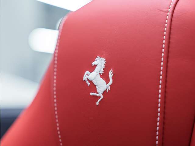 ヘッドレストにホワイトの跳ね馬刺しゅう