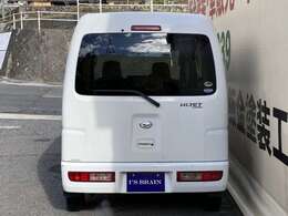 年式、走行、価格にてご不安な方！！当社では、中国運輸局指定整備工場を運営しており、国家整備士資格者の熟練のスタッフが納車前に法定点検及びしっかりと整備を致しますのでご安心してお買い求めください（＾＾）