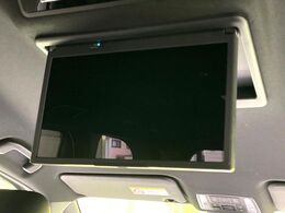 【フリップダウンモニター】大画面モニターで後席でもエンタメをお楽しみいただけます。小さなお子様にも大人気の装備です♪