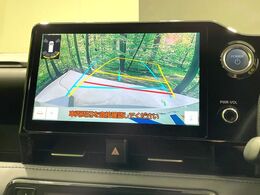 【バックカメラ】駐車時に後方がリアルタイム映像で確認できます。大型商業施設や立体駐車場での駐車時や、夜間のバック時に大活躍！運転スキルに関わらず、今や必須となった装備のひとつです！