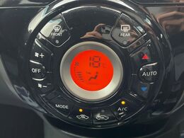 【オートエアコン】一度お好みの温度に設定すれば、車内の温度を検知し風量や温度を自動で調整。暑い…寒い…と何度もスイッチ操作をする必要はありません。快適な車内空間には必須の機能ですね♪