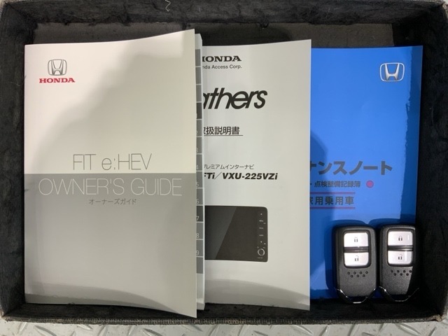 スマートキーは鍵をバッグに入れたままでもドアロックの開閉やエンジンのON・OFFができます。夜間や雨の日も鍵を探さなくて良いので便利です。