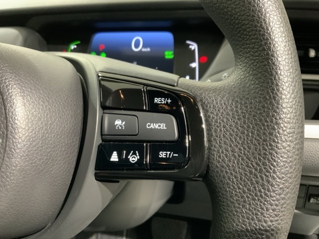 クルーズコントロールを装備しています。高速道路などで一定の速度で走ってくれるので運転が楽ですよ！速度を設定できますので、スピードの出しすぎにも注意できます。
