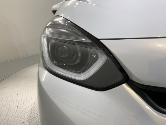 LEDヘッドライトは、点灯の瞬間から最大光量を発揮し、突然暗くなるトンネルなどでの安定感を高めます。