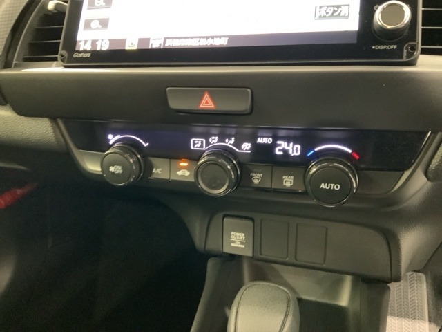 オートエアコンがついていますので、簡単操作で快適に過ごせます。希望の温度に自動調整してくれるのが便利です。