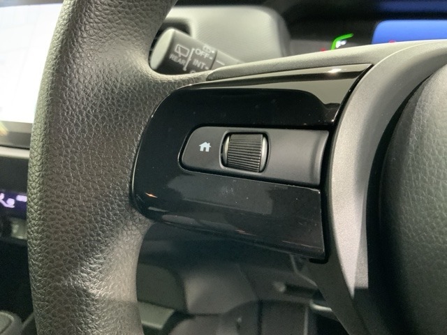 ステアリングにオーディオ操作スイッチが付いています。オーディオ画面に直接タッチしなくても操作が出来ますので、運転に集中できます。