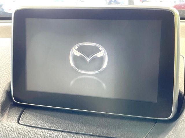 【マツダコネクトナビ】車内の雰囲気にマッチした一体型タイプのナビ。各種車輌設定やBluetooth再生等、様々な機能が楽しめます。直感的なダイヤル操作が可能で、使い勝手も良好です。