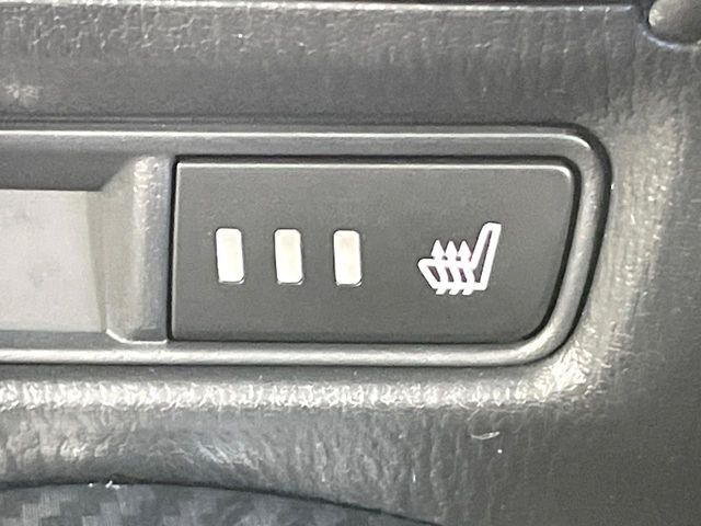 【シートヒーター】寒い日に重宝するシートヒーター！エアコンより早く温まってくれるので寒がりの人も安心ですね♪エアコンの温風は乾燥するから苦手、という方にもをおすすめです。