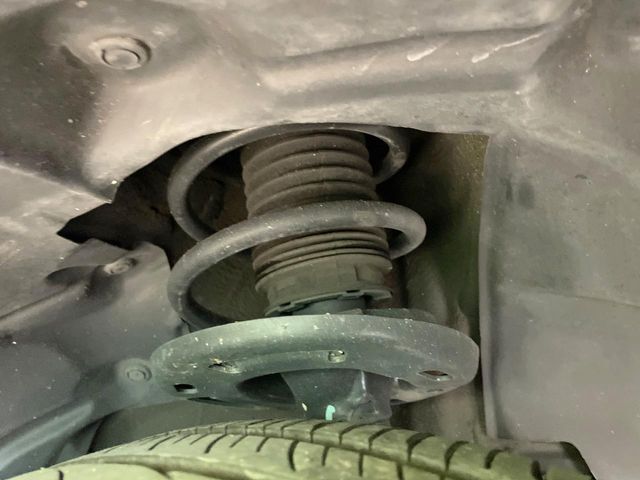 お車を安心してお乗りいただく為には、足回りの定期点検が欠かせません。サービスサポート（有償保証）では無料点検もご提供しており、安心のカーライフをお過ごしいただけるサポート体制が整っています。