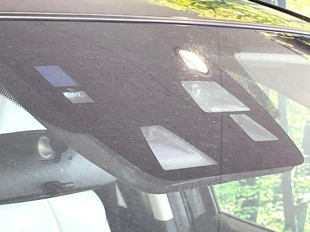 【スマートシティブレーキサポート】低速走行中に前方の車両等を認識し、衝突しそうな時は警報とブレーキで衝突回避と被害軽減をアシスト。より安全にドライブをお楽しみいただけます。