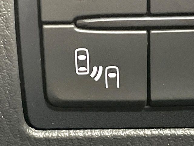 【ブラインドスポットモニタリング】走行中、ドアミラーの死角になりやすい箇所に後続車が接近するとサイドミラー付近に警告を表示、ドライバーに注意喚起をしてくれます。