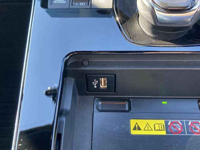 こちらのクルマはUSB接続コネクタも装備されています♪スマホの充電などにお使い下さい。ご旅行中での充電切れも、これなら心配いりませんね！