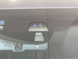 【シティブレーキアクティブシステム】低速走行中に前方の車両等を認識し、衝突しそうな時は警報とブレーキで衝突回避と被害軽減をアシスト。より安全にドライブをお楽しみいただけます。