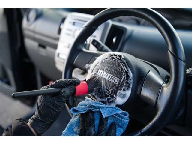 弊社の在庫車両は入庫後に入念な点検を行ない、専門のスタッフによる外装の磨き上げ、内装の美化を施してから展示しています。もちろん納車前にも再施行しピカピカの状態でお渡しします！