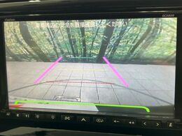 【バックカメラ】駐車時に後方がリアルタイム映像で確認できます。大型商業施設や立体駐車場での駐車時や、夜間のバック時に大活躍！運転スキルに関わらず、今や必須となった装備のひとつです！