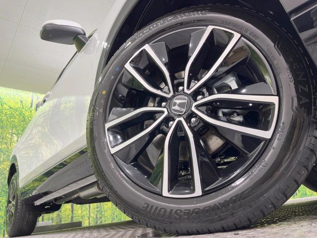 【純正18インチアルミホイール】外観にマッチした純正アルミホイールを装着しております。各種社外アルミホイールや、スタッドレスタイヤも取扱いしております。是非ご相談ください♪