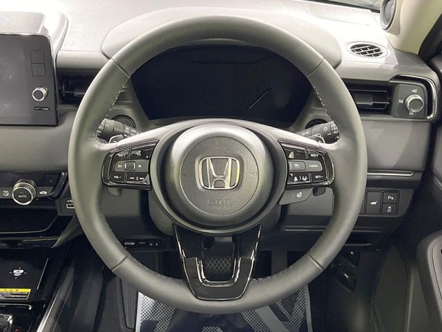 【パドルシフト】ハンドルから手を離さずに素早くシフトアップ＆ダウンができるので、エンジンブレーキを使う下り坂や高速道路の合流で加速したい場面で役立ちます。