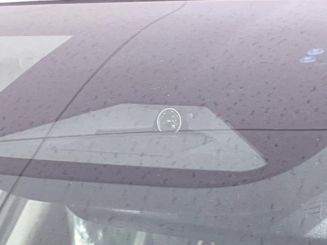 【ホンダセンシング】走行中に前方の車両等を認識し、衝突しそうな時は警報とブレーキで衝突回避と被害軽減をアシスト。より安全にドライブをお楽しみいただけます。