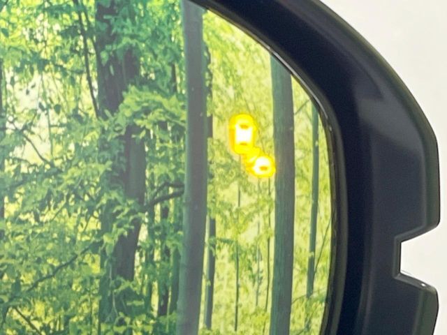 【ブラインドスポットインフォメーション】走行中、ドアミラーの死角になりやすい箇所に後続車が接近するとサイドミラー付近に警告を表示、ドライバーに注意喚起をしてくれます。