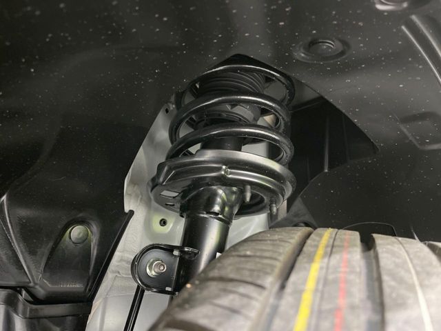 お車を安心してお乗りいただく為には、足回りの定期点検が欠かせません。サービスサポート（有償保証）では無料点検もご提供しており、安心のカーライフをお過ごしいただけるサポート体制が整っています。