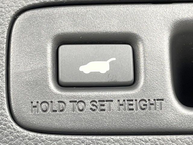 【ハンズフリーパワーバックドア】リアバンパー下部に足先を出し入れするだけでバックドアが自動で開閉♪両手が荷物でふさがっている時でもラクラク開閉操作が行えます！