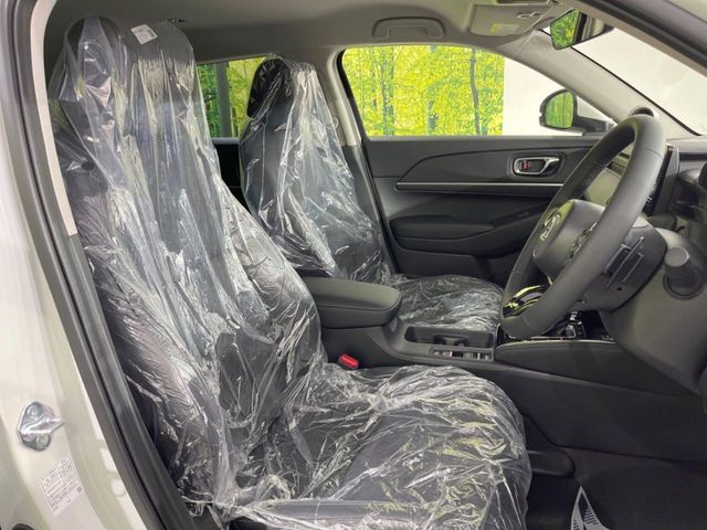 【ハーフレザーシート】高級感と座り心地を両立した人気のシート♪背面・座面のファブリック素材は、通気性の良さや滑りにくさに優れています。気温や服装に左右されず快適にお乗りいただけます。