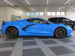 ボディカラーはスーパーカーに相応しい派手さの中にも品を感じる「ラピットブルー」！