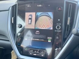 【デジタルマルチビューモニター】車のフロントやサイドのカメラ画像を同時にモニター表示することで、悪路や狭い道を走行時でも周囲の状況確認ができ安心！本格SUVにうれしい装備です♪