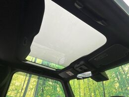 【ガラスルーフ】ガラスルーフ搭載で車内の解放感が一気にアップ！開放的なドライブをお楽しみいただけます。