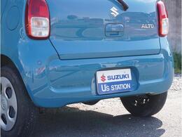 【リアパーキングセンサー】バンパーに付いたセンサーが障害物を検知。一定の距離に近づくとアラートで教えてくれます。狭い駐車スペースや車庫入れ時も安心です。