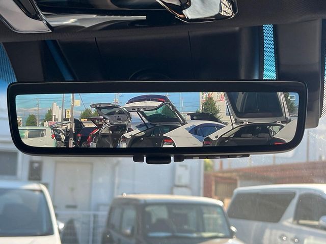 【デジタルインナーミラー】後席の大きな荷物や同乗者で後方が確認しづらい時でも安心！カメラが撮影した車両後方の映像をルームミラー内に表示。クリアな視界で状況の確認が可能です！