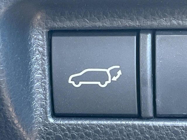 【ハンズフリーパワーバックドア】リアバンパー下部に足先を出し入れするだけでバックドアが自動で開閉♪両手が荷物でふさがっている時でもラクラク開閉操作が行えます！