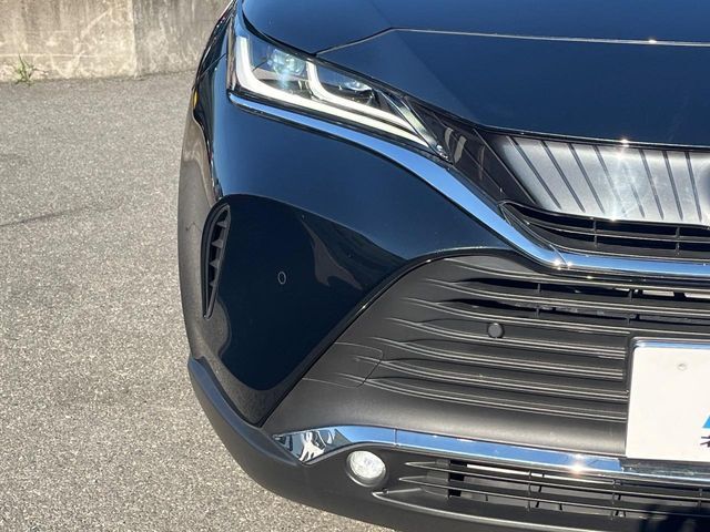【LEDヘッドライト】悪天候や夜間走行時も良好な視界を確保し安心して運転できる高輝度LEDヘッドライトを装備！点灯速度が早く、消費電力も抑えられています。