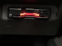 【ETC】有料道路を利用する際に料金所で停止することなく通過できる、ETC車載器（ノンストップ自動料金収受システム機器）が装備されています。セットアップを行うことで利用可能になります。