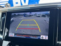 【バックカメラ】駐車時に後方がリアルタイム映像で確認できます。大型商業施設や立体駐車場での駐車時や、夜間のバック時に大活躍！運転スキルに関わらず、今や必須となった装備のひとつです！