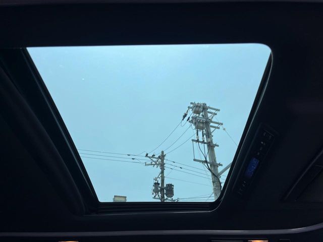 【サンルーフ】開放感たっぷりの希少装備、サンルーフが装着されています！車内に明かりを取り入れたり景色を楽しむ以外にも、車内の空気も簡単に換気できて快適です！