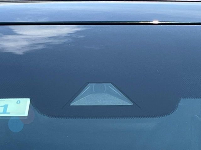 【プリクラッシュセーフティ】前方の車両等を検知し、衝突しそうな時は警報で注意を促し、ブレーキを踏む力をサポート。ブレーキを踏めなかった場合は衝突被害軽減ブレーキが作動、衝突回避をサポートします。