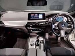 ☆センターパネルを運転席側に僅かに傾けたBMW独特のインパネ☆【駆け抜ける歓び】はここからもスタートしております☆
