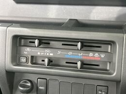 寒い冬も暑い夏も全席に快適な空調を届けてくれる、ダイヤル式エアコンを装備♪