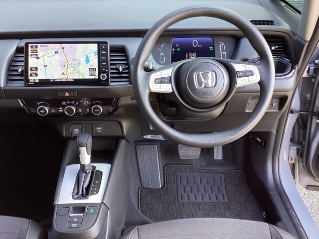 運転席周りです。カップホルダーや小物の収納などは必須ですよね！！使い勝手の良いつくりになっております！！