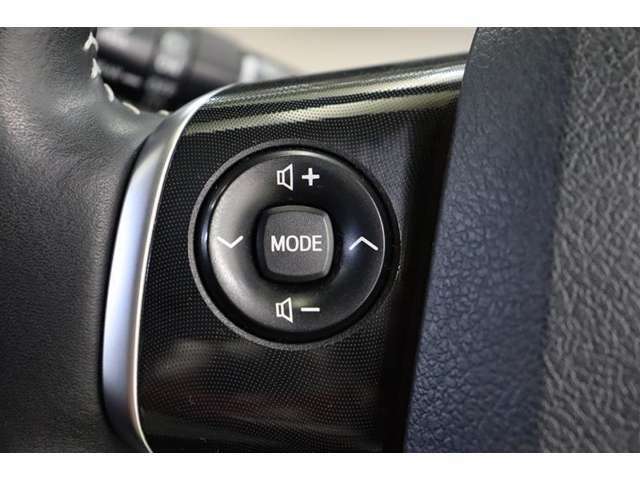 運転中にステアリングから手を離さなくてもオーディオ操作やインフォメーションディスプレイ内の表示切替えが出来るステアリングスイッチを装備しています。