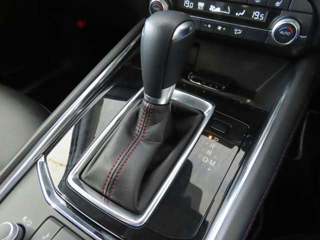 【オートブレーキホールド】停車中にブレーキペダルから足を放しても、ブレーキを自動的に制御して、車両の停車状態を保持する機能です。信号待ちなどの停車時に運転者の負担を軽減します。