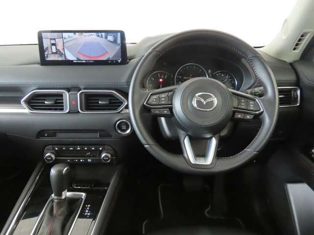 【運転席インテリアデザイン】左右対称のインテリアデザインでドライバーを包み込み運転に集中できるように設計されています。